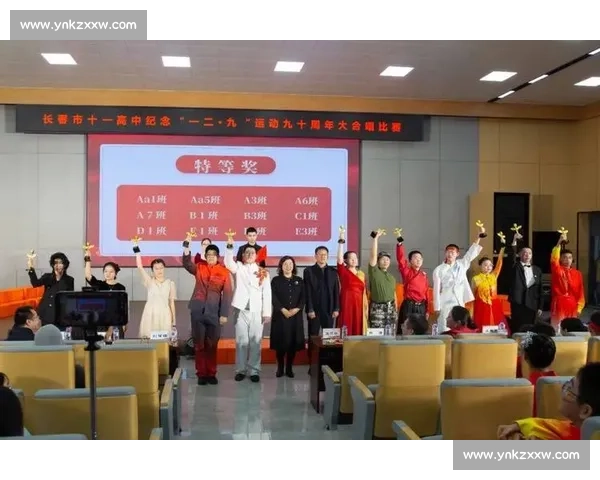 以合影为中心定格团结瞬间见证共同奋斗与美好记忆传承时代精神温暖人心